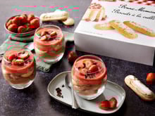 Cheesecake au chocolat, biscuits à la cuillère et fraise