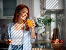 Ce célèbre nutritionniste de Harvard de 81 ans révèle pourquoi il boit un petit verre de jus d'orange chaque matin