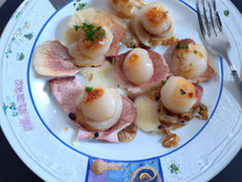 Feuillantine de coquilles saint-jacques dieppoise et d'andouille de Vire, sauce camembert