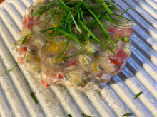 Tartare d'huîtres de Normandie sur gelée de crustacés, herbes fraîches et croustillant à la pomme