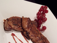 Escalopes de foie gras poêlées au pain d'épices et fruits frais