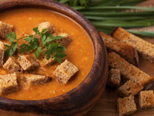 Soupe de lentilles corail et ses croûtons de pain complet