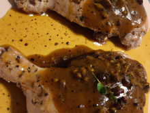 Suprêmes de chapon à la sauce au cognac et au poivre