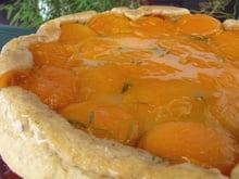 Tatin d'abricots à la noisette et au romarin