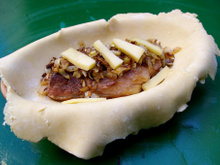 Magret de canard en croûte de Beaufort, chutney de pruneaux aux noisettes