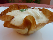 Tartare de saumon en corolle de feuilles de brick, et espuma coco curry