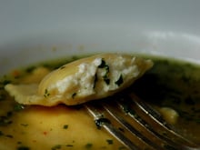 Raviolis au crabe, en bouillon, aux saveurs thaï