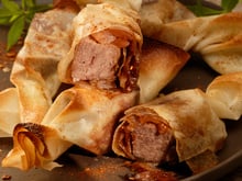 Dés de langue de bœuf et échalotes confites en feuille de brick