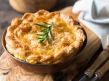 Du poulet, des légumes, des herbes de Provence, Laurent Mariotte partage sa recette de tourte estivale