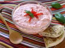 Connaissez vous le ktipiti ? Ce délice grec à base de poivrons et de féta sera parfait pour vos apéros ou vos entrées cet été !