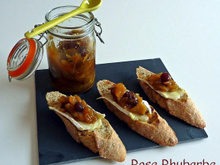 Crostini au chutney de pomme et au brie