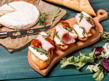 Ces tartines au rôti de porc, fromage fondant et tomates confites vont vous sauver un dîner en 10 minutes