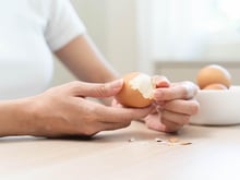 Comment écaler un oeuf dur en quelques secondes ? L'astuce virale qui marche vraiment