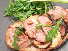 Tartine d'agneau Presto aux figues, chèvre, miel et herbes de Provence