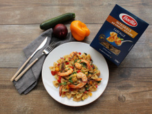 Farfalle integrali aux légumes sautés, gambas, roquette