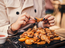 Cette technique parfaite pour manger les wings de poulet !
