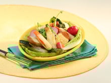 Salade romaine et légumes en tempura