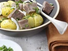 Salade de langue de bœuf, pommes de terre grenailles, sauce César