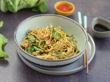 Nouilles sautées aux feuilles de chou-fleur