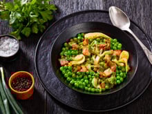 Le secret du chef Eric Frechon pour réussir la traditionnelle recette printanière des petits pois à la française