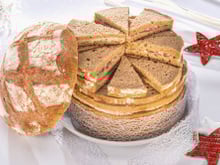 Repas de fêtes : Cyril Lignac partage sa recette facile de pain surprise au saumon fumé !