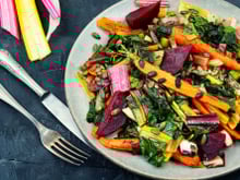 À la fois complète et équilibrée, cette salade de légumes rôtis est idéale pour bien commencer le printemps !