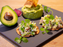 Tartare de daurade à l'avocat, crème battue à la coriandre