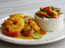 Gambas et noix de Saint-Jacques au lait de coco