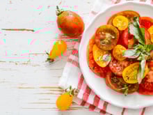 Cette salade de tomates signée Alain Ducasse avec sa sauce spéciale est idéale pour se régaler quand il fait chaud