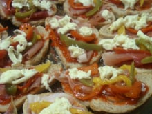 Tartines jambon fumé, poivrons, mozarella et confiture de poivrons