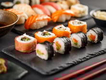 “Je vais vous faire un petit peu peur” : les recommandations de ce médecin avant de consommer du poisson cru