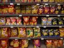 Chips saveur poulet rôti, bacon grillé ou cheeseburger : y-a-t-il de la viande dans la recette ?