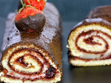 Roulé au chocolat et aux fraises