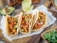 Tacos au poulet facile : la recette express et pleine de saveurs pour changer des classiques