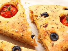 Focaccia aux tomates cerises, olives noir grecque et au basilic
