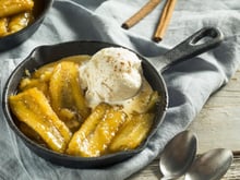 Envie d’un dessert express et dépaysant ? Essayez les bananes flambées au rhum et à la vanille