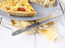 Quiche aux oignons nouveaux, champignons et lardons fumés