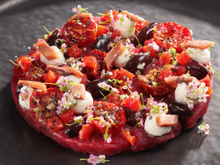 Ceviche de flet de bœuf, bavarois d’anchois, tomates fumées au bois de hêtre, olives Taggiasche, petites pousses
