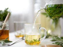 “L’aspirine végétale” : cette tisane de fleurs peut vraiment aider à vous aider en cas de maux de tête