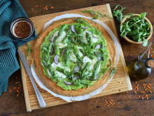 Pizza de lentilles sans farine aux asperges, mozzarella et roquette
