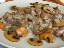 Sauté de lapin au roquefort et aux champignons
