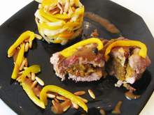 Rôti d'agneau farçi aux abricots secs, laqué au miel et son mélange de légumes.