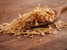 Si simples à faire : des oignons frits maison, c'est facile et beaucoup moins cher qu'en supermarché !