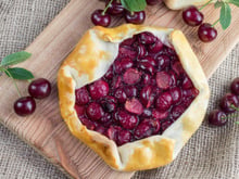 Pas besoin de moule : voici la recette de la tarte rustique express aux cerises