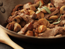 Sauté d'agneau aux champignons et aux marrons