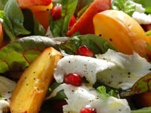 Salade verte et pêches