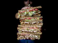 Club sandwich au poulet, bacon, tomate et laitue