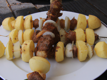 Brochettes de bœuf et pommes de terre marinés