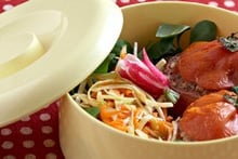 Bento tomates farcies et salade croquante