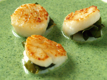 Velouté de cresson aux Saint-Jacques farcies au choux de mer